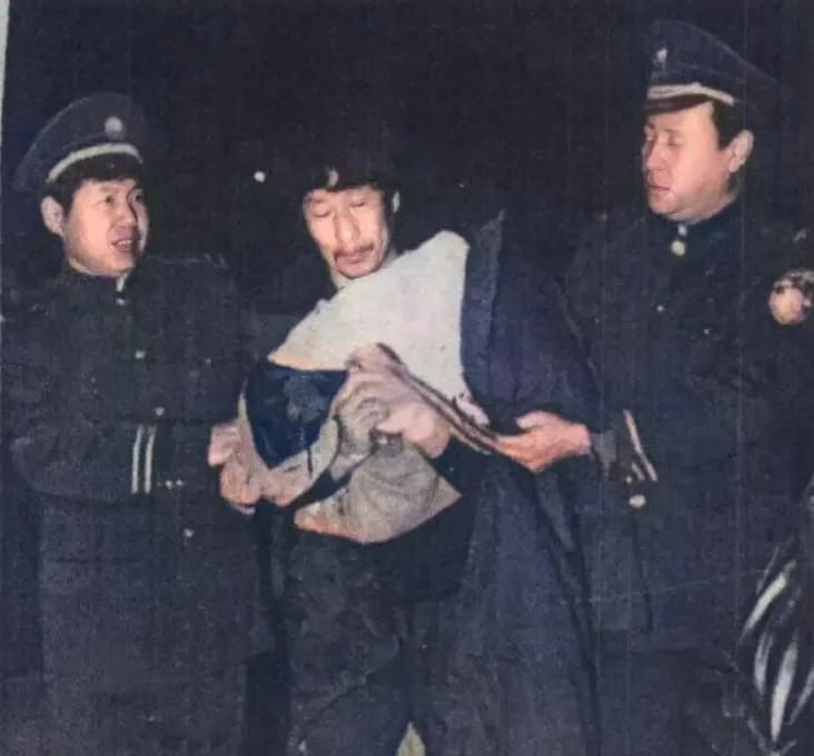 1997年，落网后的“悍匪”白宝山，一张罕见的老照片，镜头中的白宝山已经戴上了手