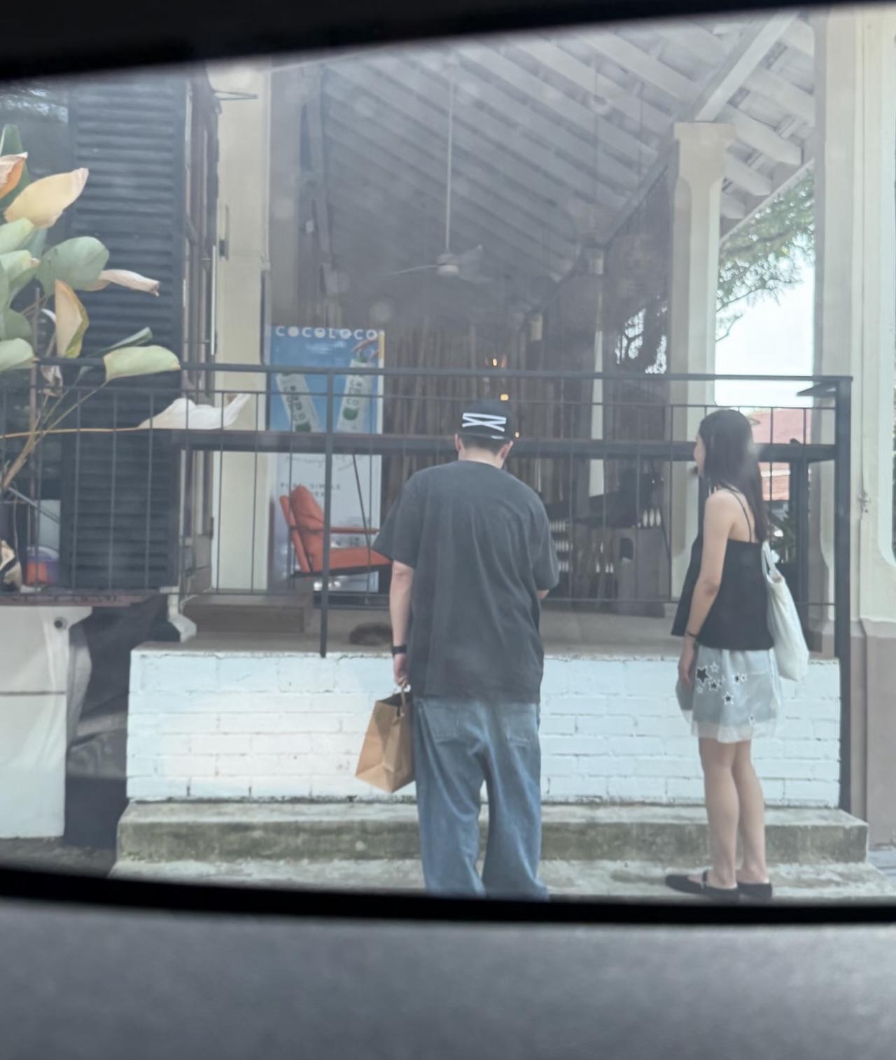 40岁陈赫与张子萱在新加坡街头闲逛，夫妻俩好惬意还逗街头的猫，没有经济压力到处旅