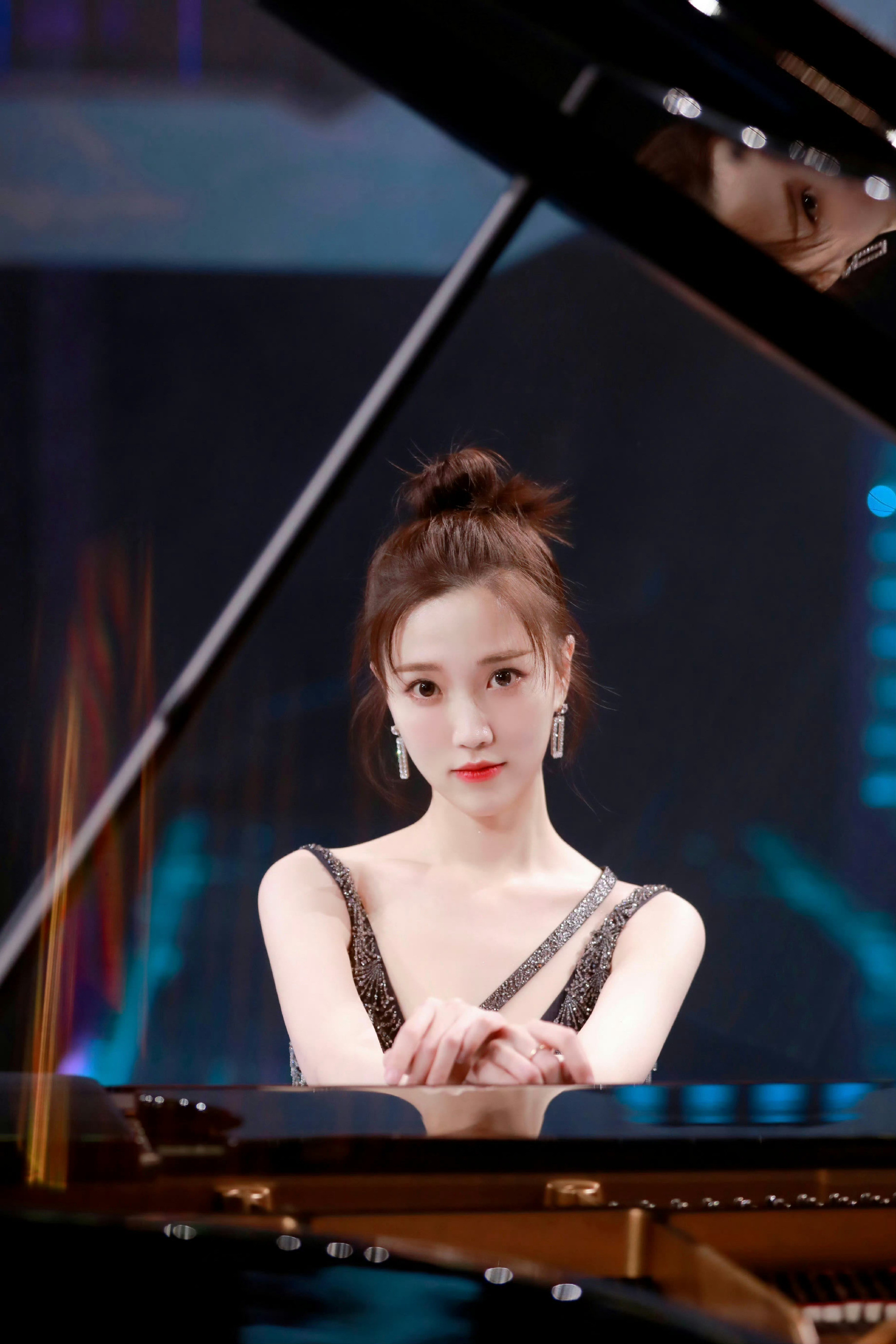 张纯烨，一袭黑色露背长裙，柔美迷人的大长腿钢琴小仙女。张纯烨