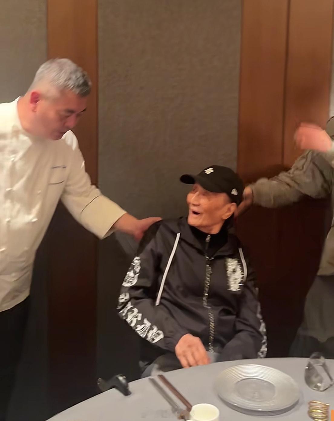 89岁谢贤状态谢贤的一生非常传奇，年轻时活的潇洒风流，谢霆锋出生时，是谢贤最风光