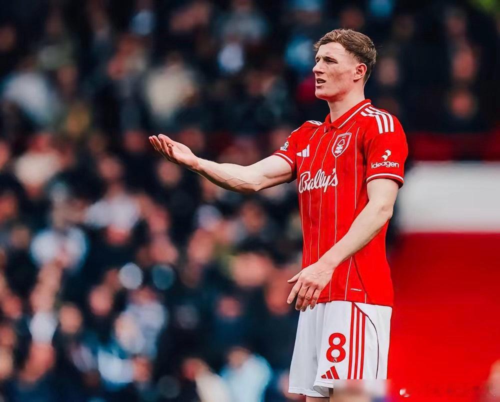 曼城求购，诺丁汉森林老板直接给球员安德森标价1.25亿英镑。没听错，当年赖斯转会