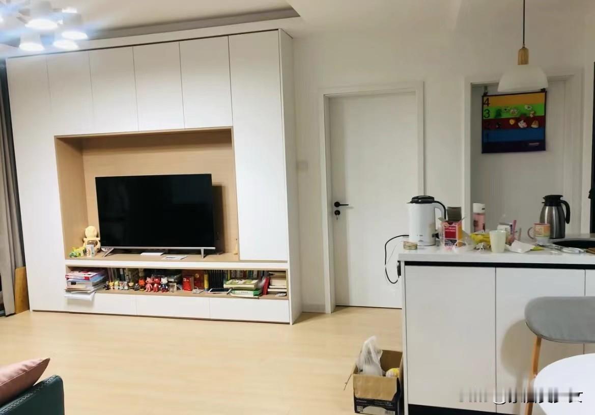 白扔几万块！求求你们别再做这种“廉价感”电视墙了，丑得睡不着！装修最大的智商税