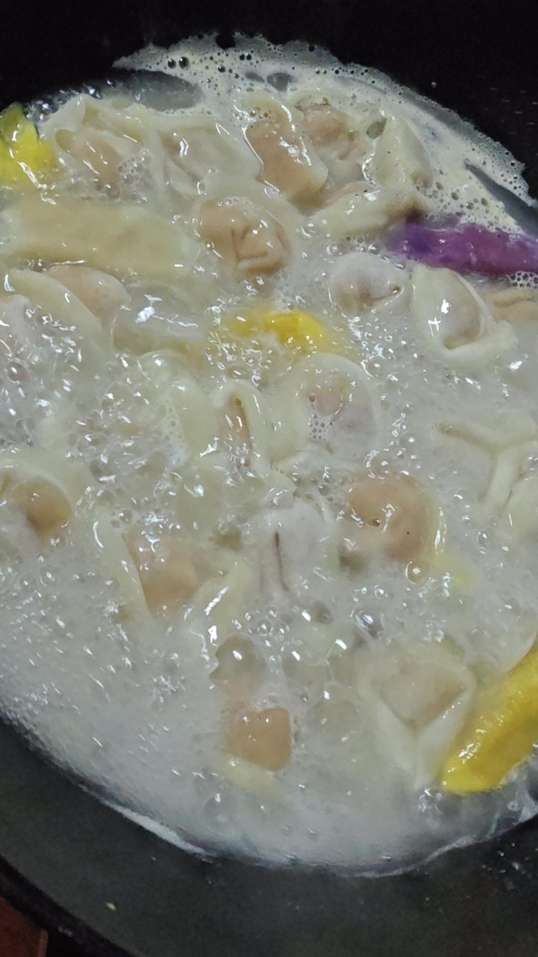 这是自己做的饺子还在锅里的样子新手做饭。个人感觉还可以，最少还是熟了的