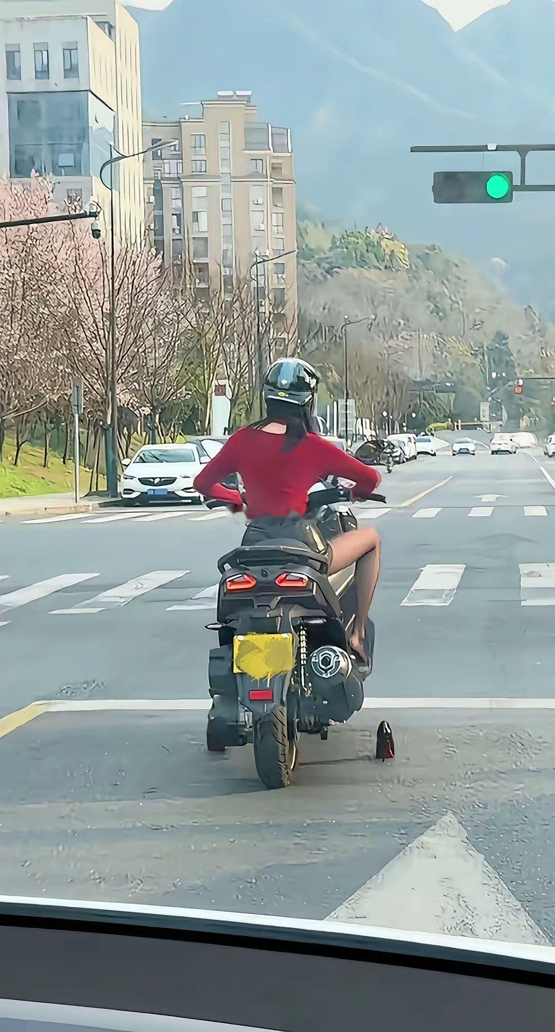 穿这么高高跟鞋开车属于违法，穿这个高跟鞋骑摩托车，属不属于违法呢？