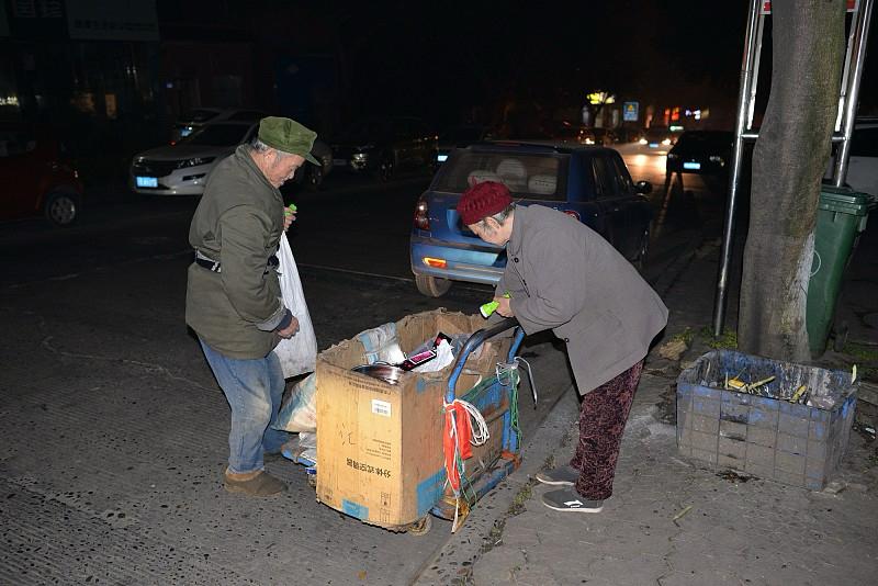 流浪拾荒21年，71岁老人意外发现：自己名下躺着42万养老金湖南常德一则真实新