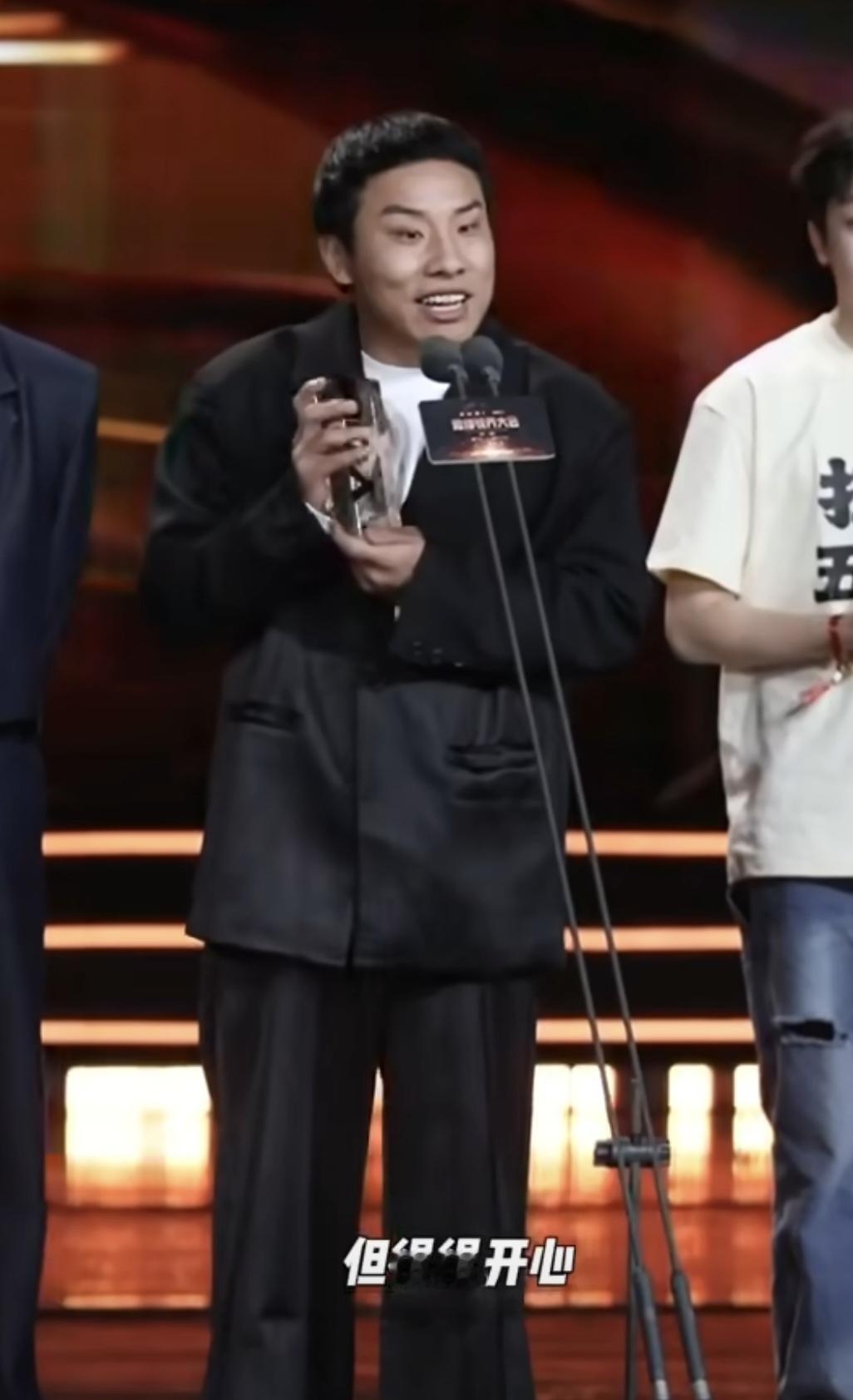 太尴尬了，颁奖出了错！颁给徐志胜的奖杯上，没有写任何荣誉。幸好徐志胜和何炅用一句