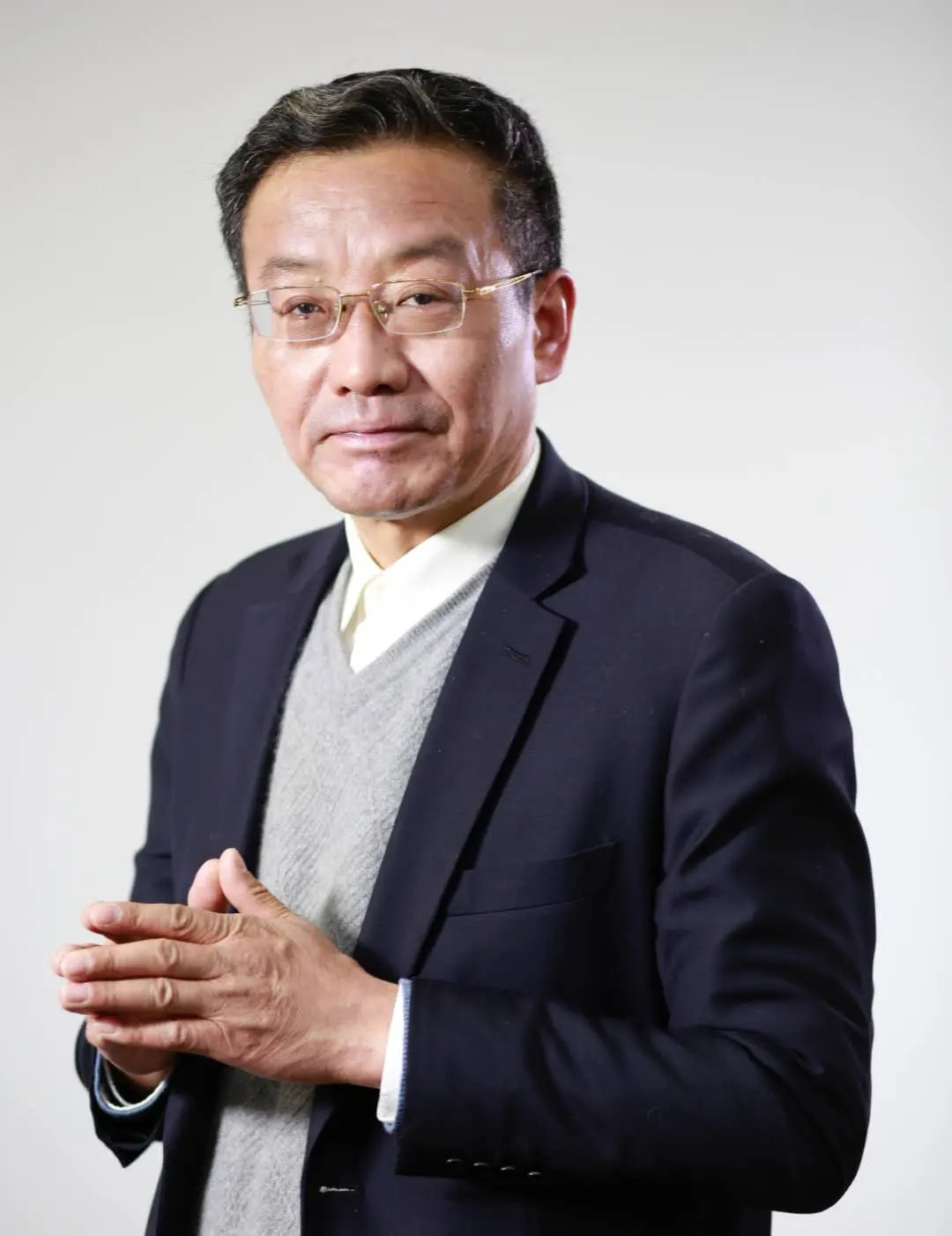 复旦大学哲学学院副院长王德峰前几天说的一句话，把全网都震住了：“我堂堂复旦教授，
