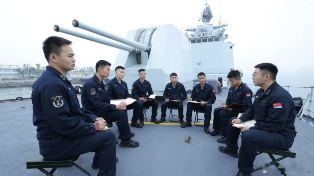 167深圳舰新的出镜：这门双100是驱逐舰里仅存的3门之一，另两门是052。