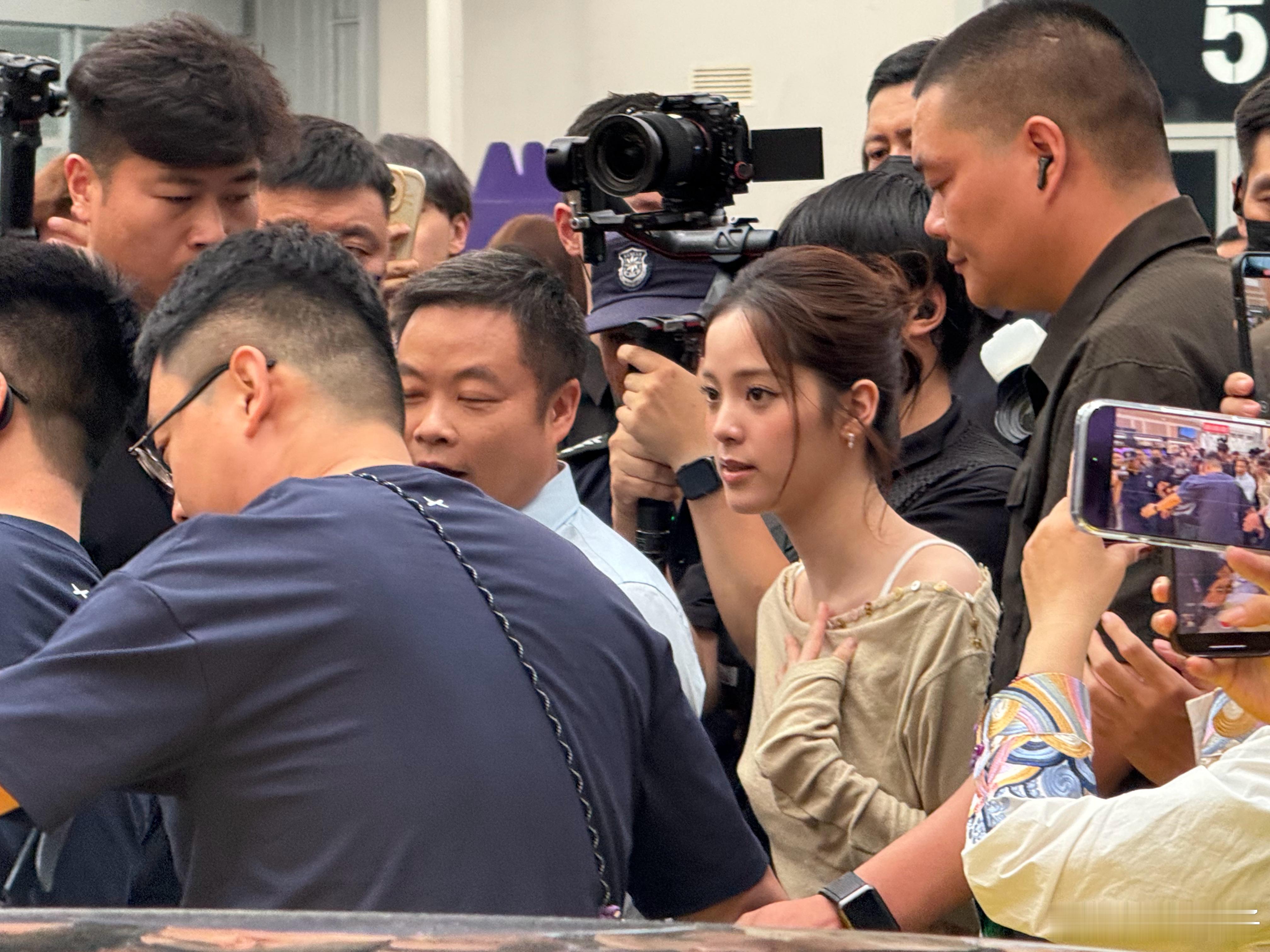 欧阳娜娜已经到发布会现场了真人也很漂亮好多粉丝追星[捂脸哭]我都挤不进去(╬•᷅д