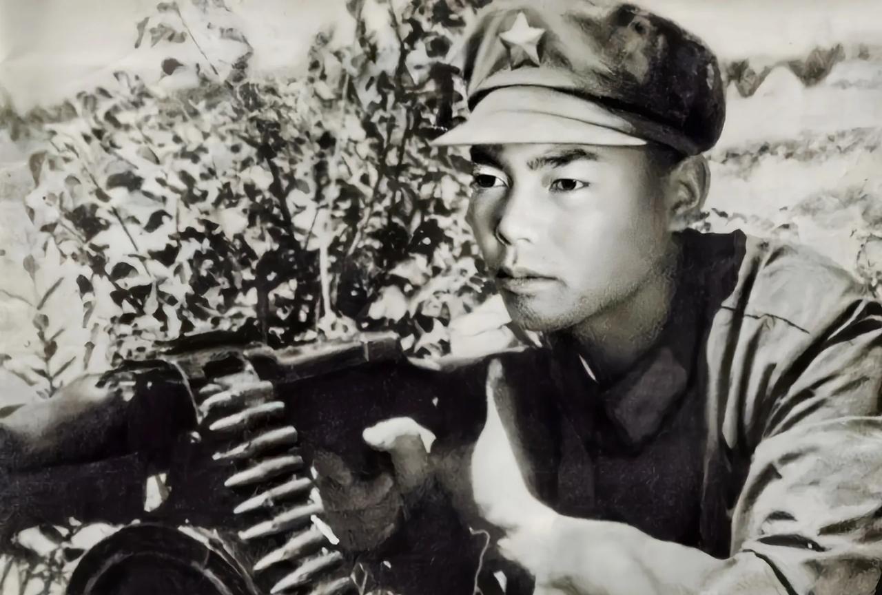 1979年，我军遭到越军的顽强阻击，战况惨烈，19岁的战士岩龙却在对战时不见了踪