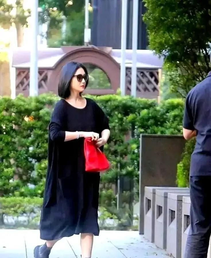 地铁安检升级，乘客进站得先过全身扫描仪。今天早高峰我排了十分钟队，前面大姐的