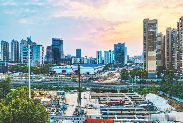 【休宁路下穿铁路项目稳步推进】👏👏👏▶9月12日，合肥休宁路下穿合福高速、合武绕行铁路工程施工