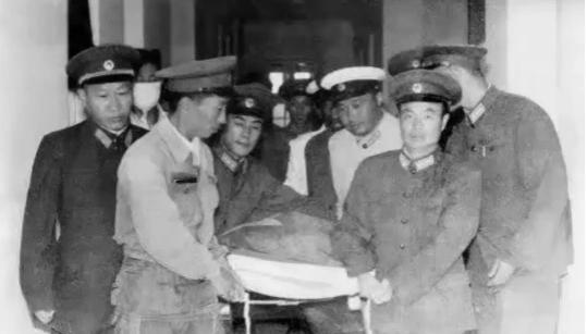 1958年10月10日，空军英雄杜凤瑞——在击落两架敌机后遭对方四架围攻。跳伞时