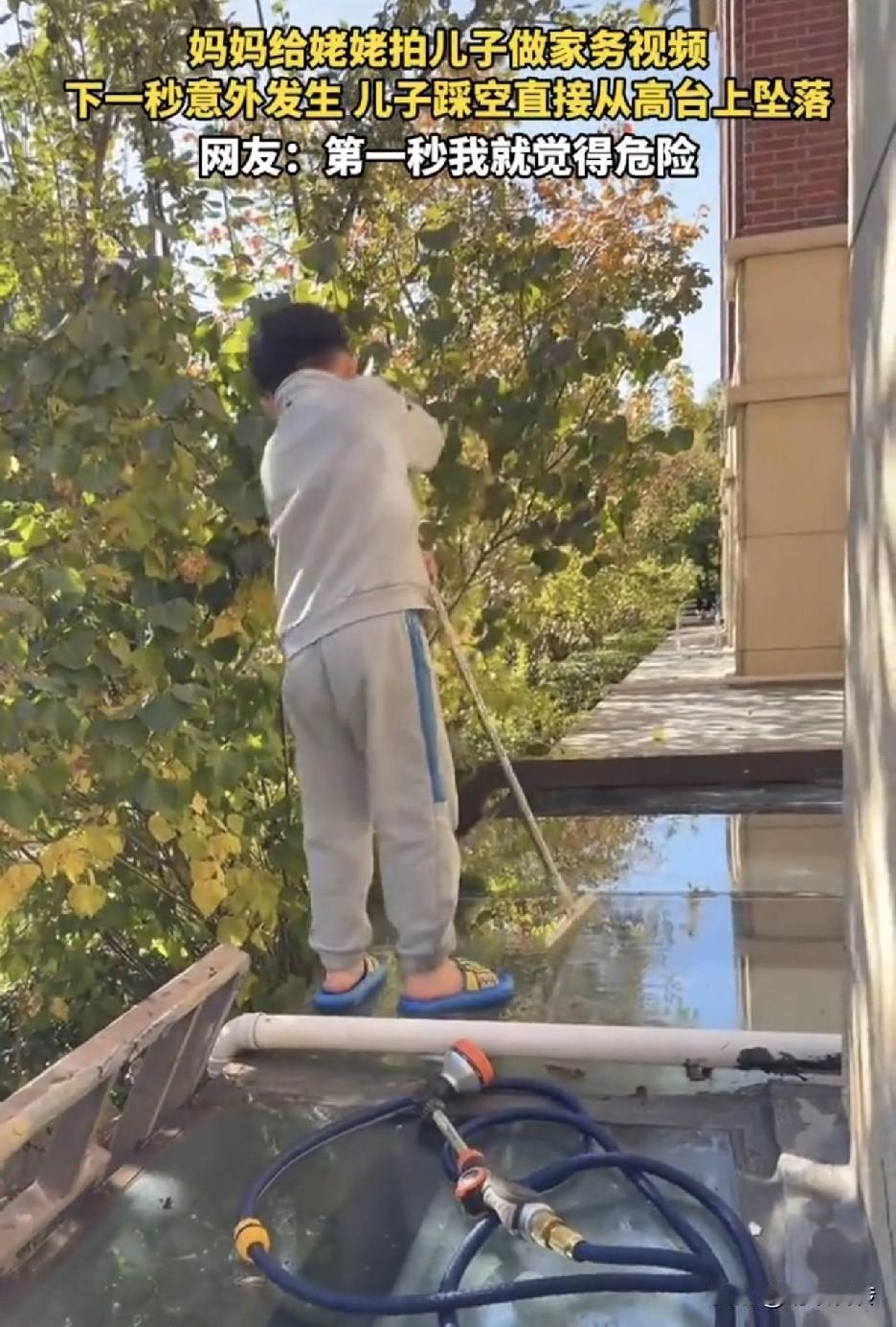 世上会有如此愚蠢的女人。一位妈妈给孩子拍劳动的视频。孩子穿着拖鞋，站在屋顶的边缘
