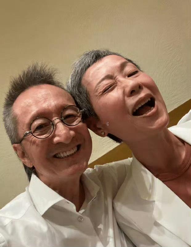 叶童1988年的巴黎草坪婚礼，他们是娱乐圈罕见的从初恋走到白头的夫妻吧！​​​
