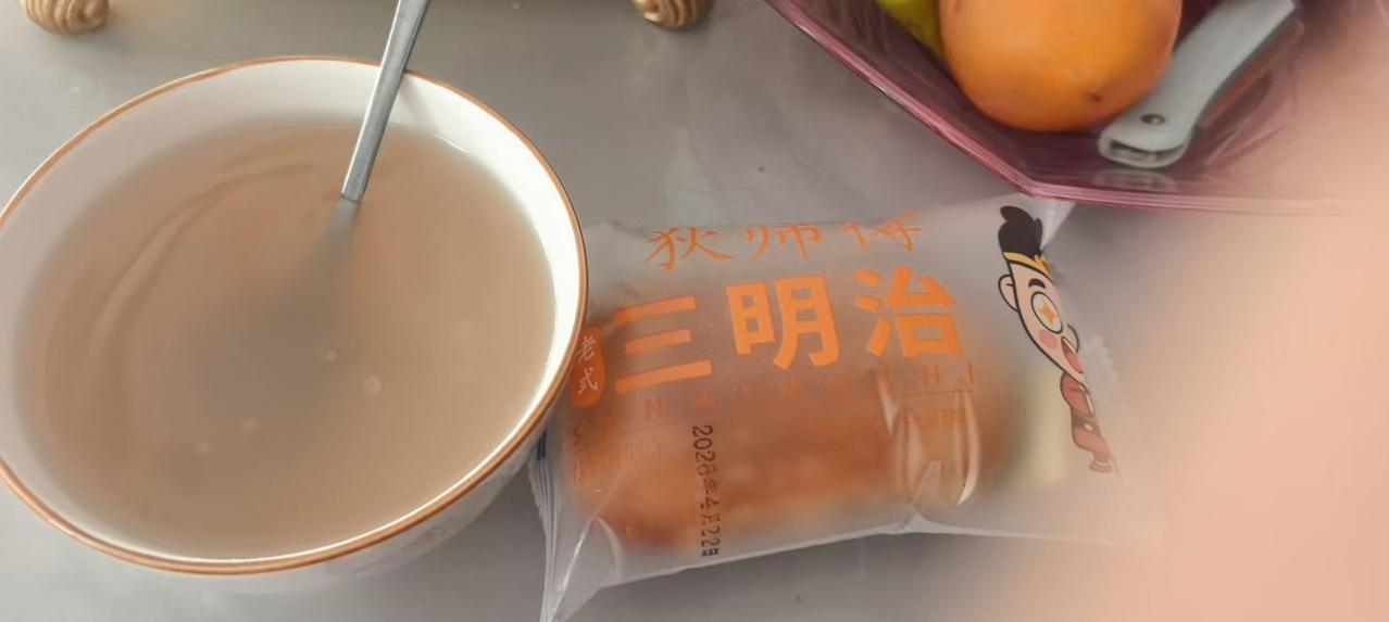 昨天上午，退休的王老师给我打电话。她想去山东旅游，五天不到一千块，让我请五天