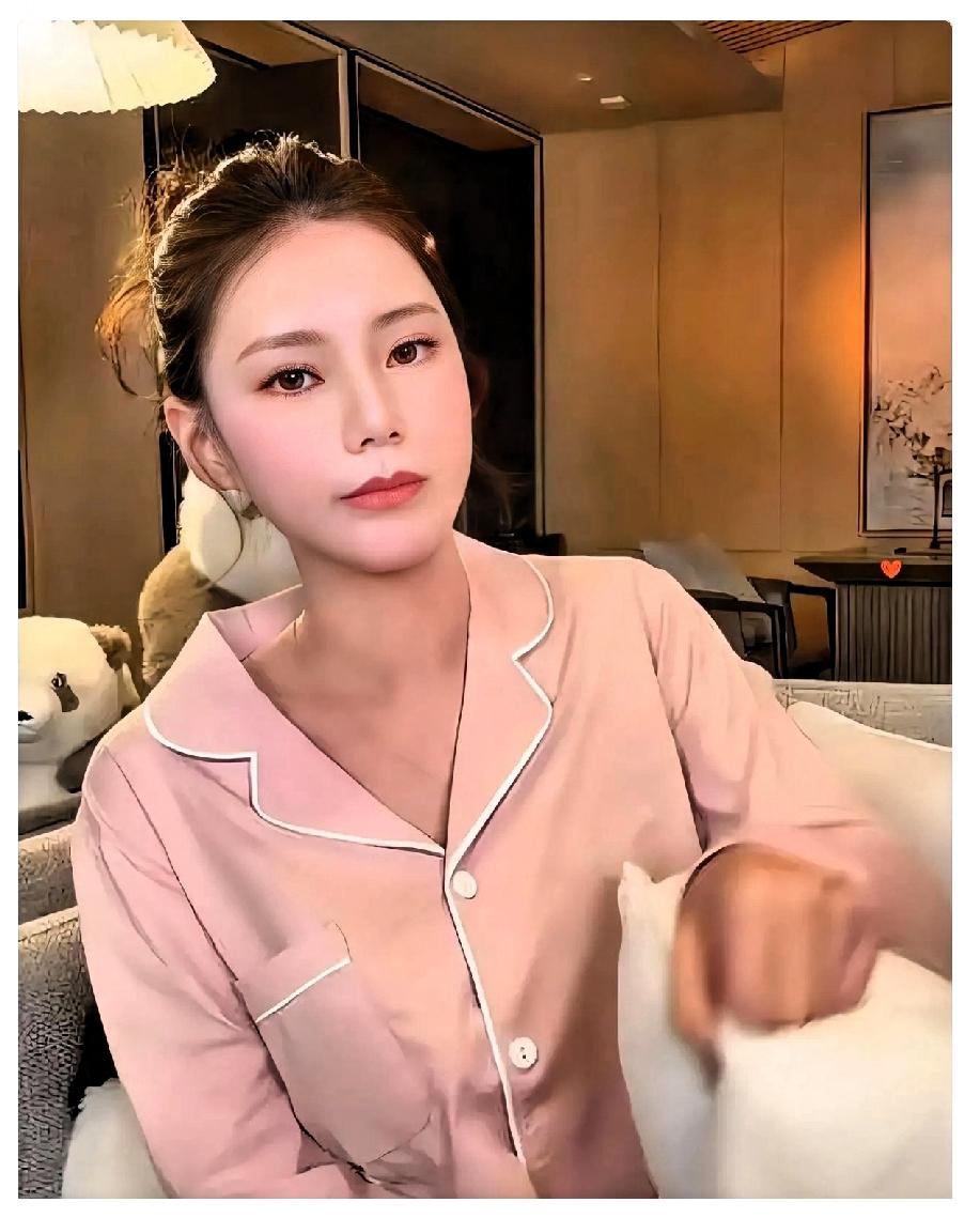 张兰这老太太，是真活明白了。亲儿子的卧室，说改就改，直接成了她自己的专属衣帽