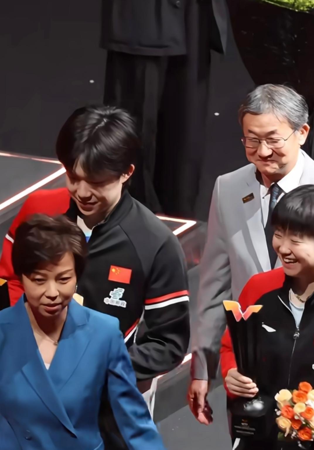 莎莎看到张怡宁都忘记伤痛了。混双莎头拿的亚军，没想到颁奖嘉宾是张怡宁。莎莎的偶