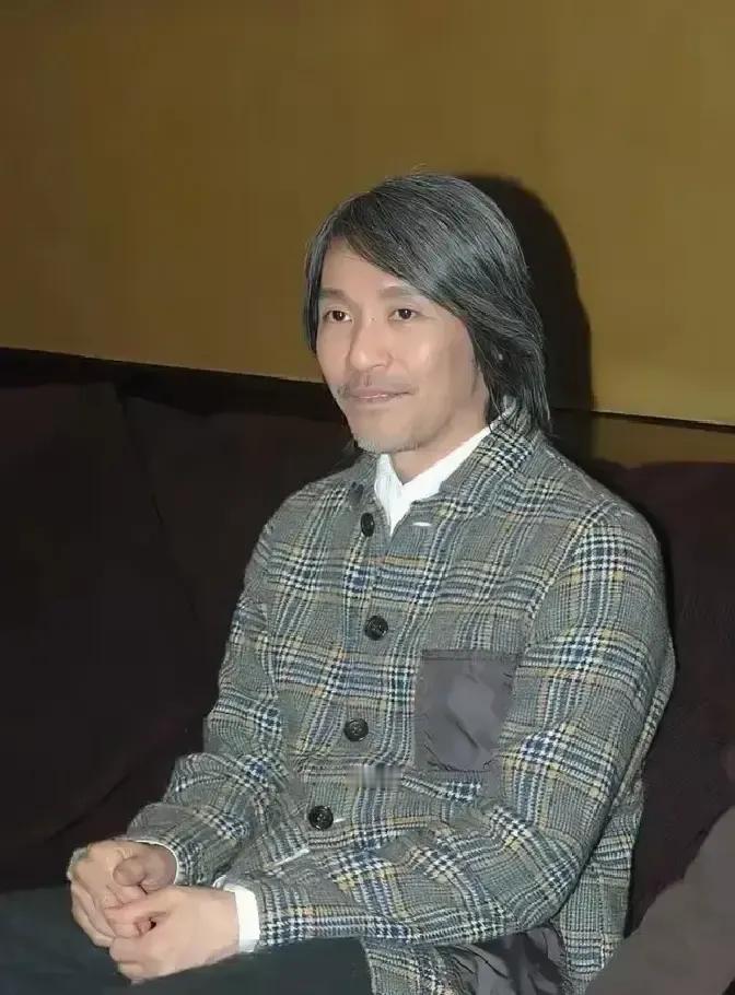 周星驰63岁还单着，豪宅好几套，身边没娃也没伴。港媒翻旧账，说他年轻时跟于文凤