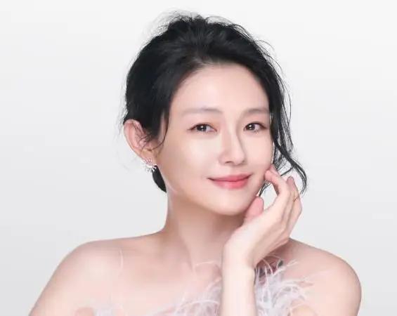 根据台媒爆料：大S逝世一周年纪念日，将举办具俊晔亲自设计的纪念雕像揭幕仪式，家人