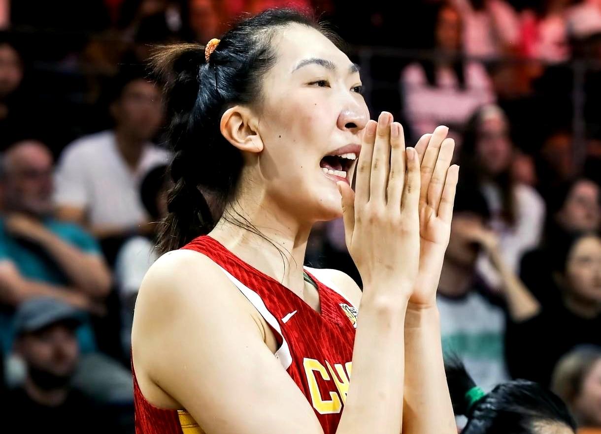 赛后意大利主帅不拐弯：中国女篮就是世界强队。首节就看出来了，内线身高和对抗压上