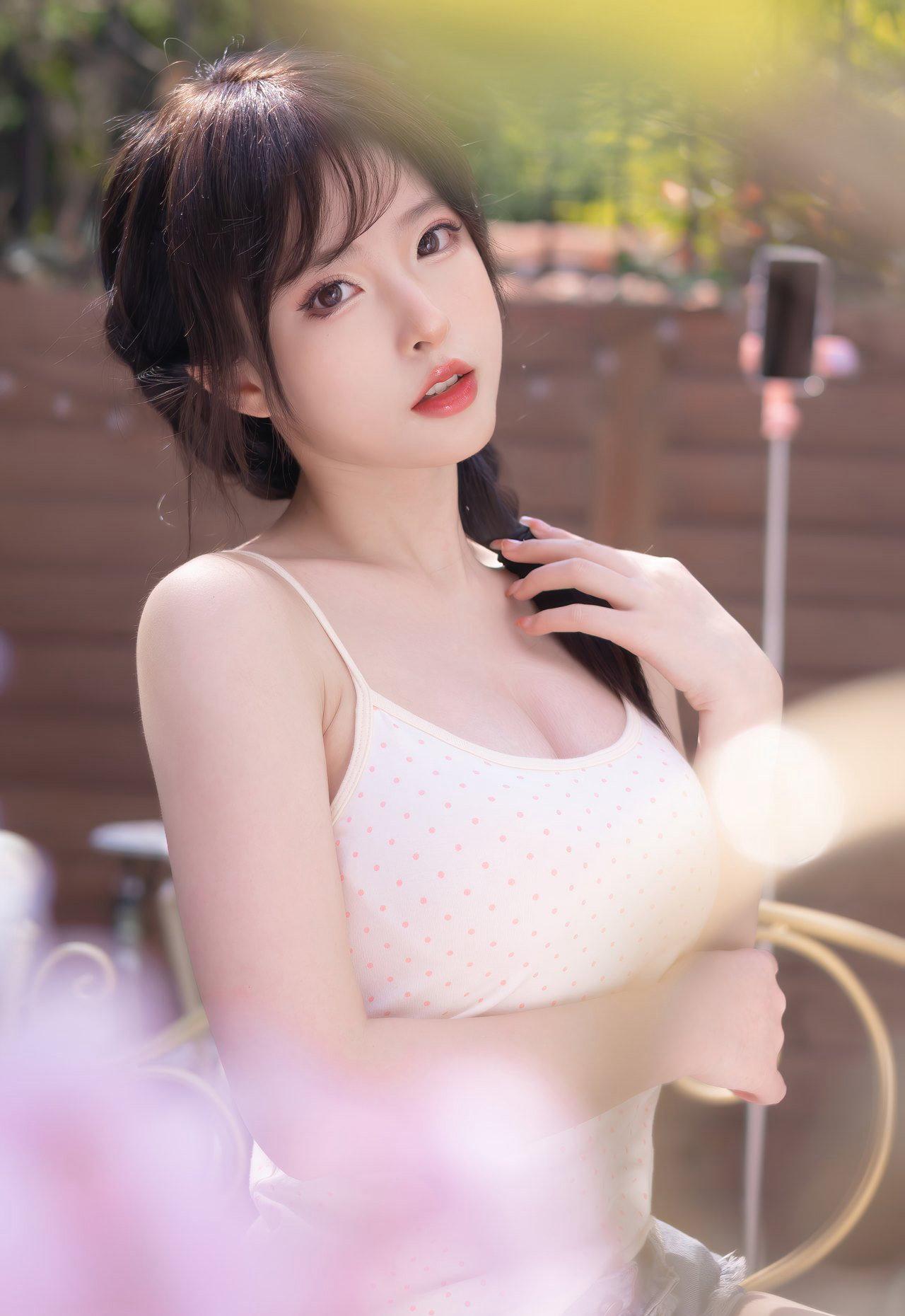 阳光下的写真真的太绝了，少女感直接拉满！就像看到璐璐有为拍的甜美写真，阳光下的少