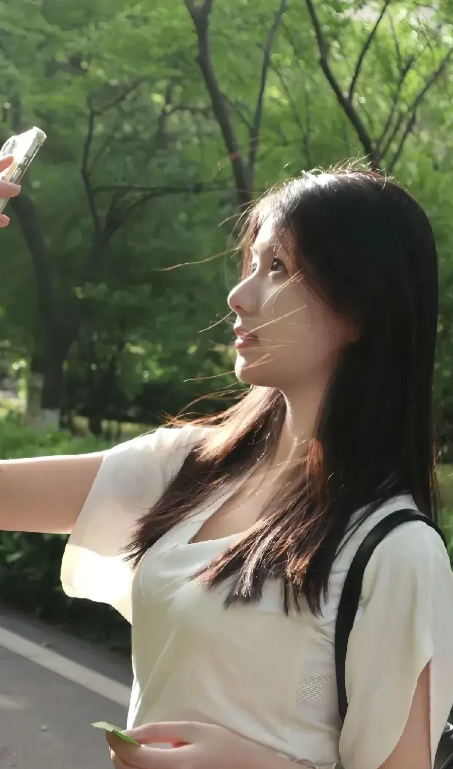 完美的侧颜，不接受反驳。[玫瑰][玫瑰]