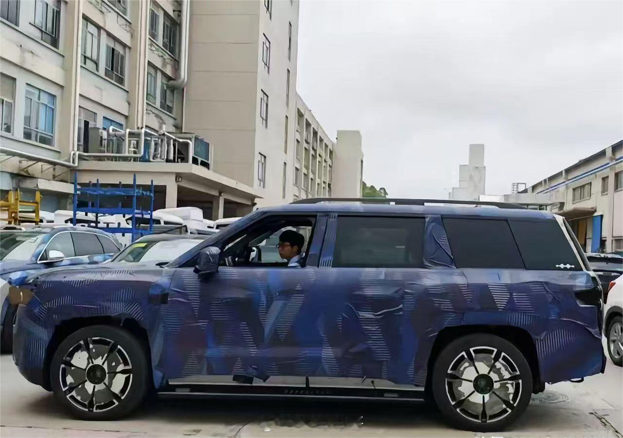 方程豹钛9钛9方程豹钛9最新谍照！等你“钛9”这线条硬朗平滑，看来不仅是放大版