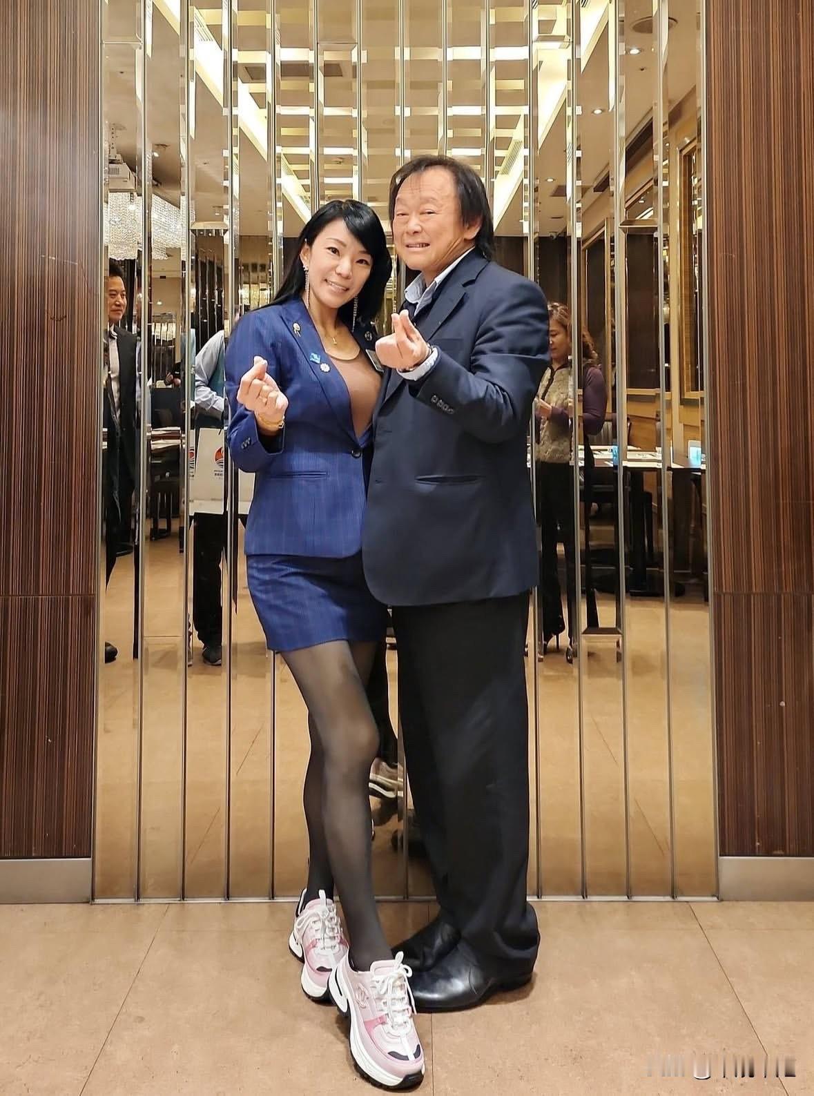 民进党立委王世坚昨（9）晚出席北科扶轮社例会，与一名女子合影时神情拘谨、表情略显