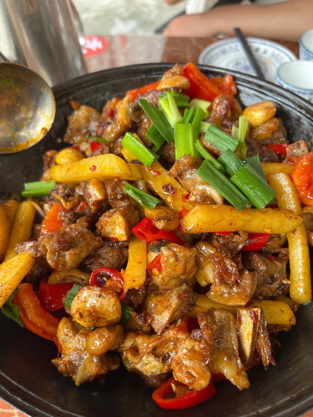 张家界旅游，这家赶山土菜馆，下饭攻略！赶山妹土家菜餐厅美食推荐：1、土家赶