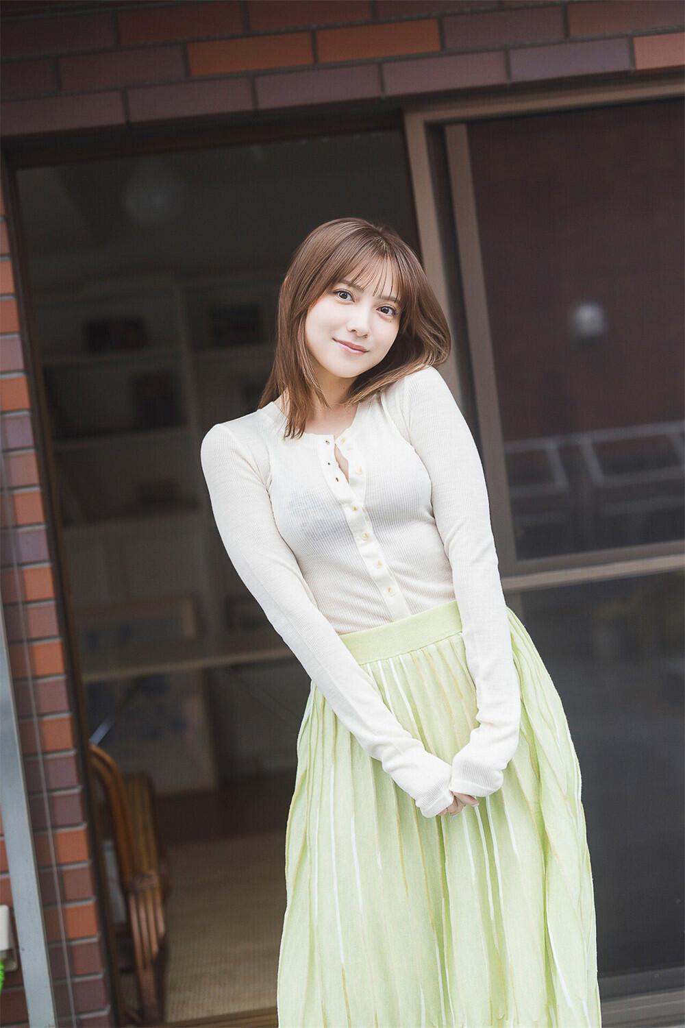 清新少女风，浅绿裙摆飘逸，微笑动人