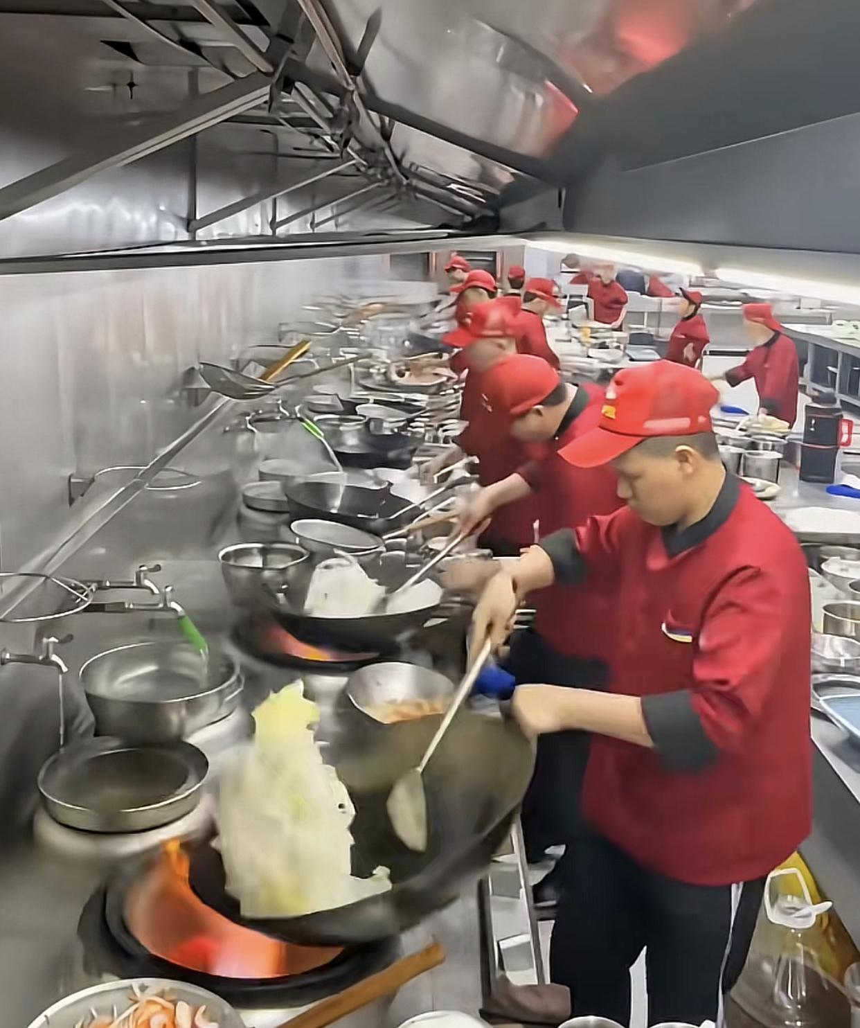 为什么预制菜会越来越风靡起来看看酒店后厨你就知道了，原来我以为厨师经过培训是个