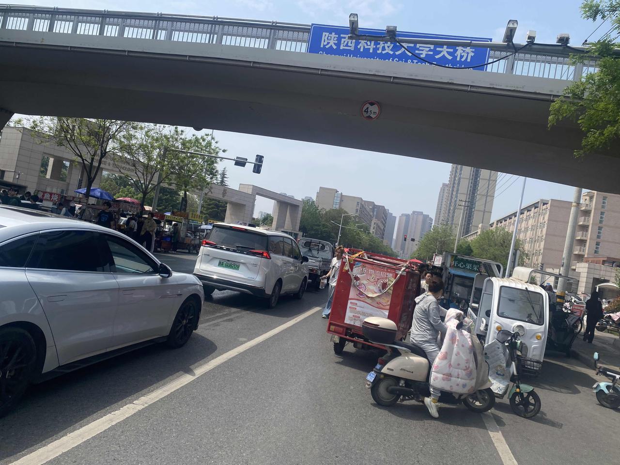 谁给我说说理？真的服了，半个月，在大学大桥下一个路口，被拍了两次压实线，两张罚单