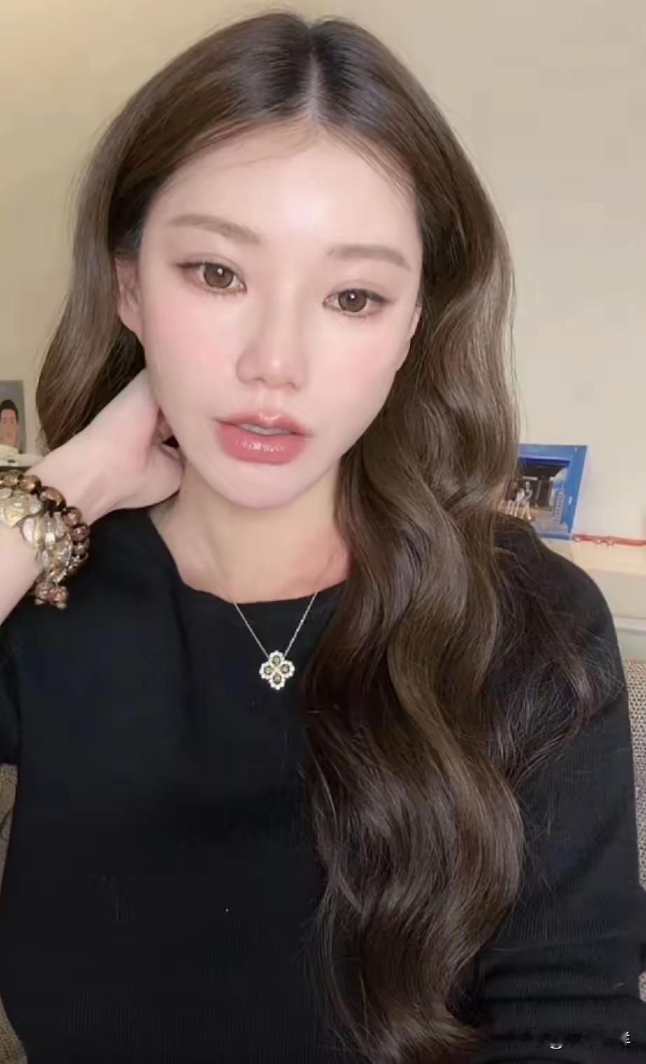 筱梅直播时回应了为什么要在台北生小孩，筱梅说她在北京和湾湾都有产检，为什么要在湾