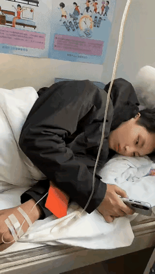 科学都解释不清了，女子带着儿子去爬山，中途突然身体不舒服，不知道该往哪走。这时，