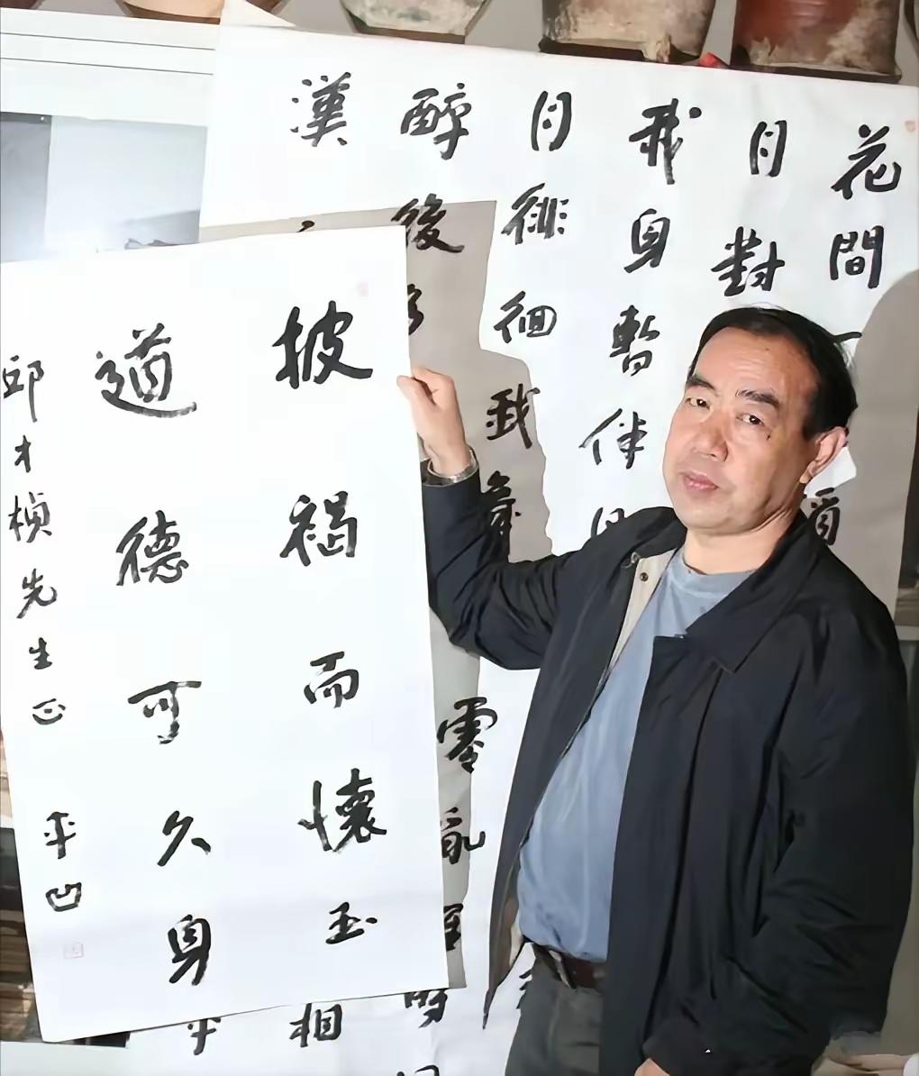 贾平娃的书法就是名人字，谈不上书法水平。按书法艺术，他的字还排不上。但是，贾