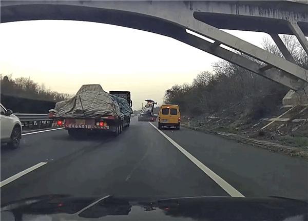 浙江高速上演天价碰撞！1.4亿直升机竟被货车“撂倒”，保险赔到破产？网友炸锅：飞