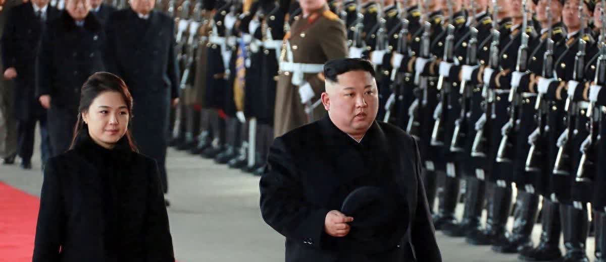 特朗普要坐不住了！普京还没到，金正恩又要来了！中俄朝三国巨头扎堆九三阅兵，这阵仗