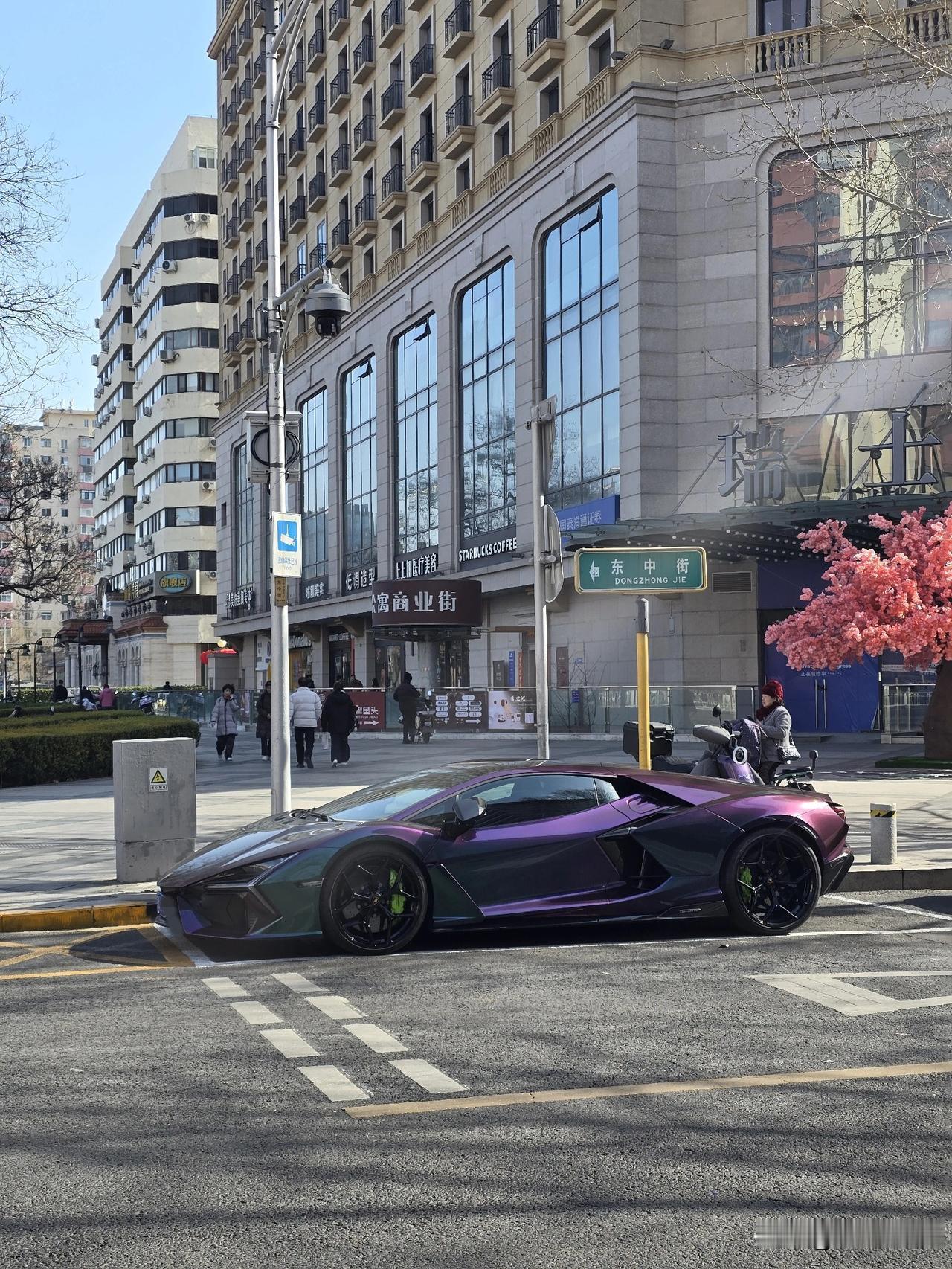 看见兰博基尼之前我觉得小米yu7挺美的吃饭路口偶遇等位时候特意回去看看，不得