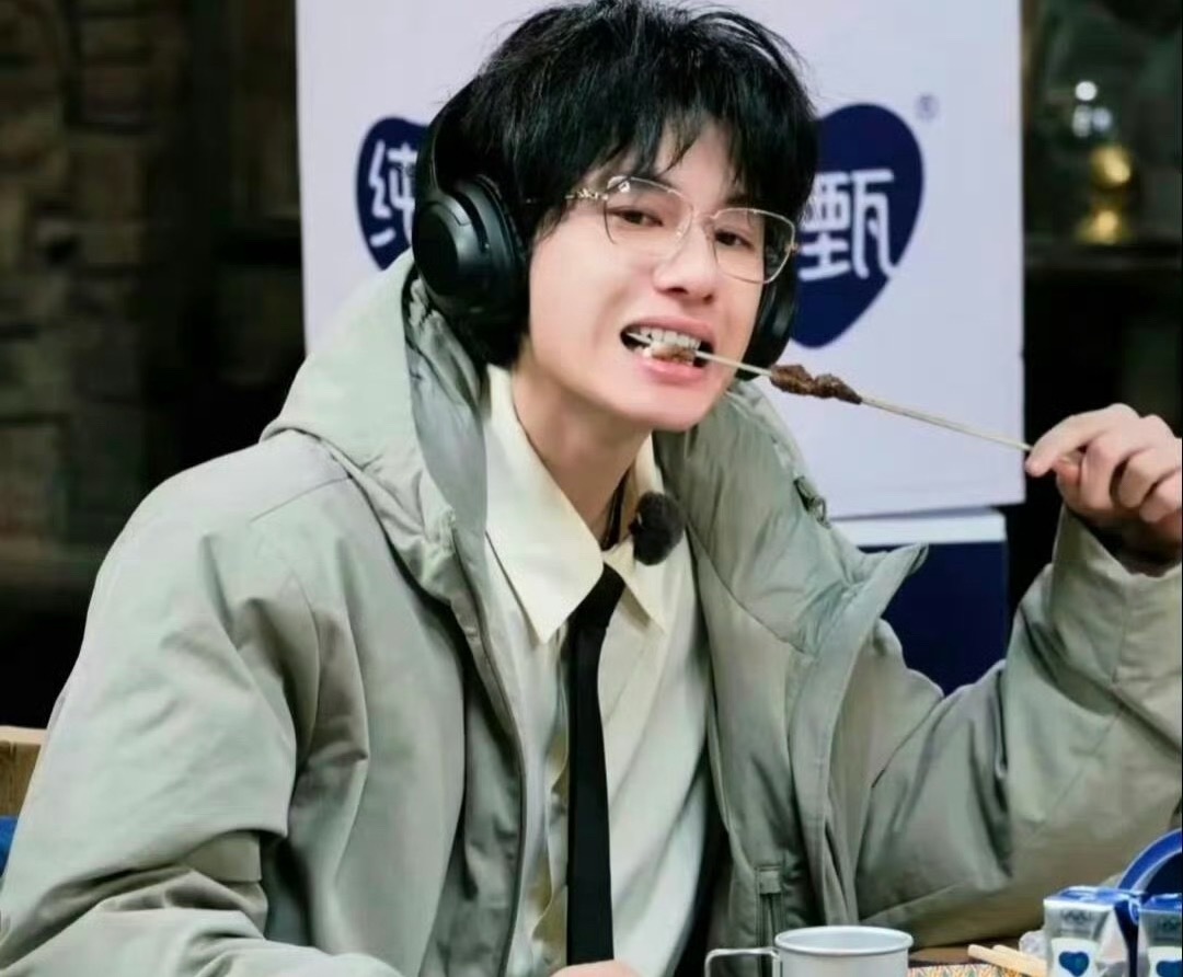 胡先煦不语只是一味地吃哈哈哈哈胡先煦吃什么都好香啊！！看饿了