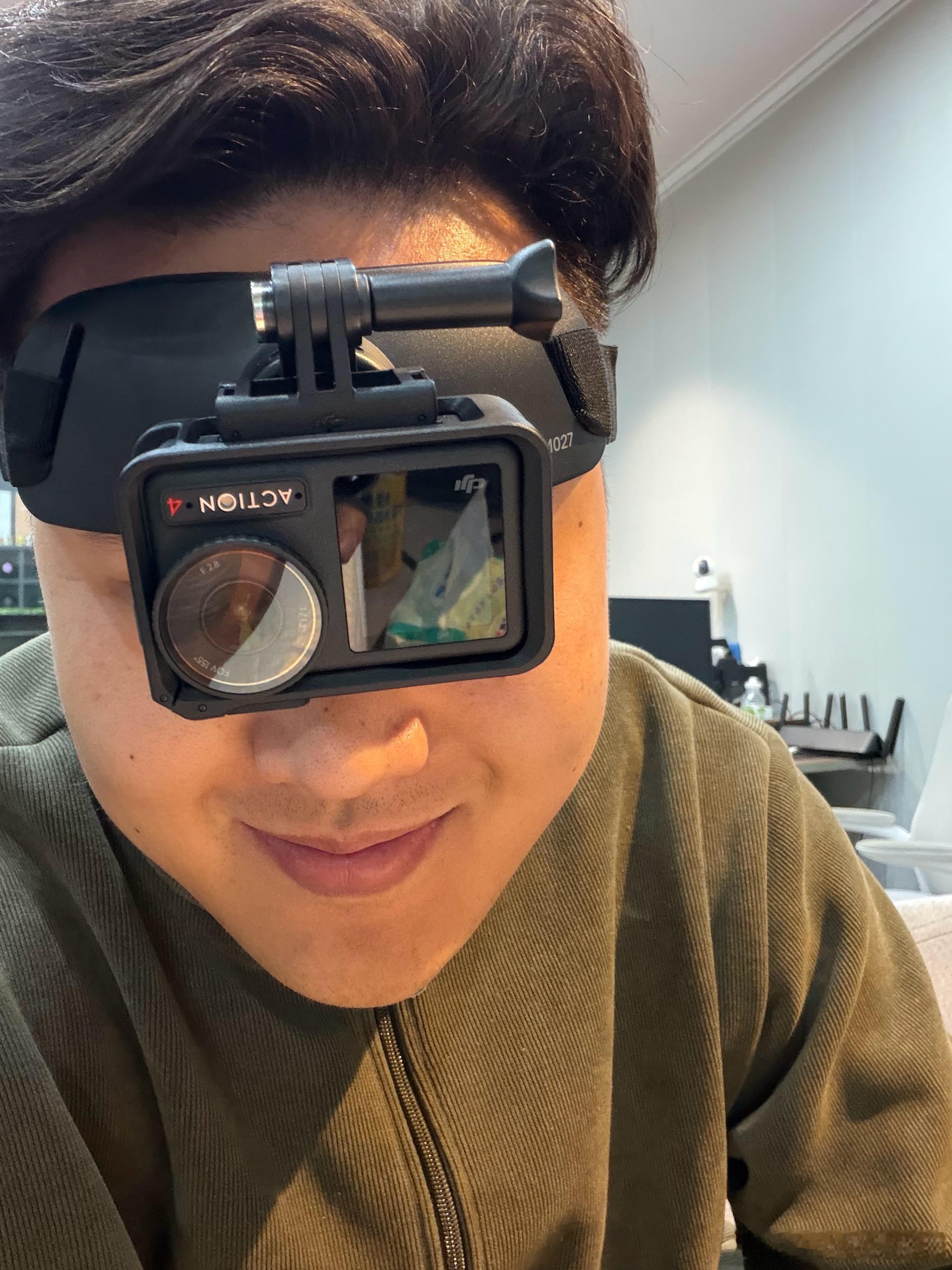 大哥要视频看赛纳，作为一个顶级销售头上长个摄像头很正常吧…