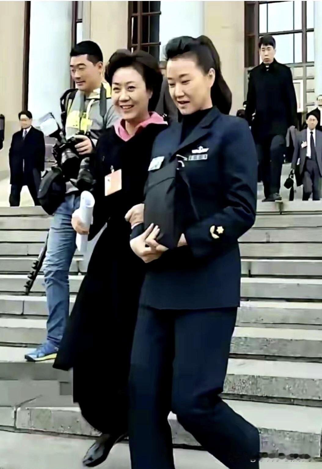 原来不化妆的宋祖英也是这么的漂亮，比旁边的美女还要有气质，宋祖英的身材真的是绝绝
