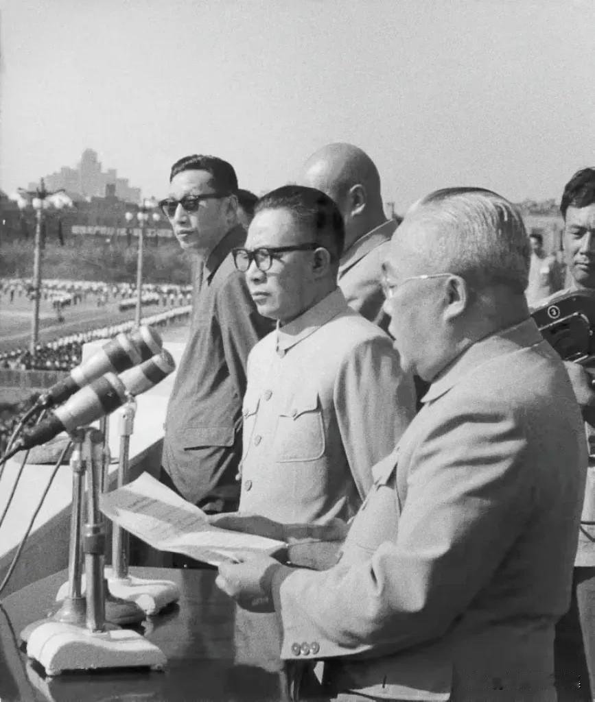 1964年10月1日国庆节，上海市委书记陈丕显（前右二）、市长曹荻秋（前右一）、