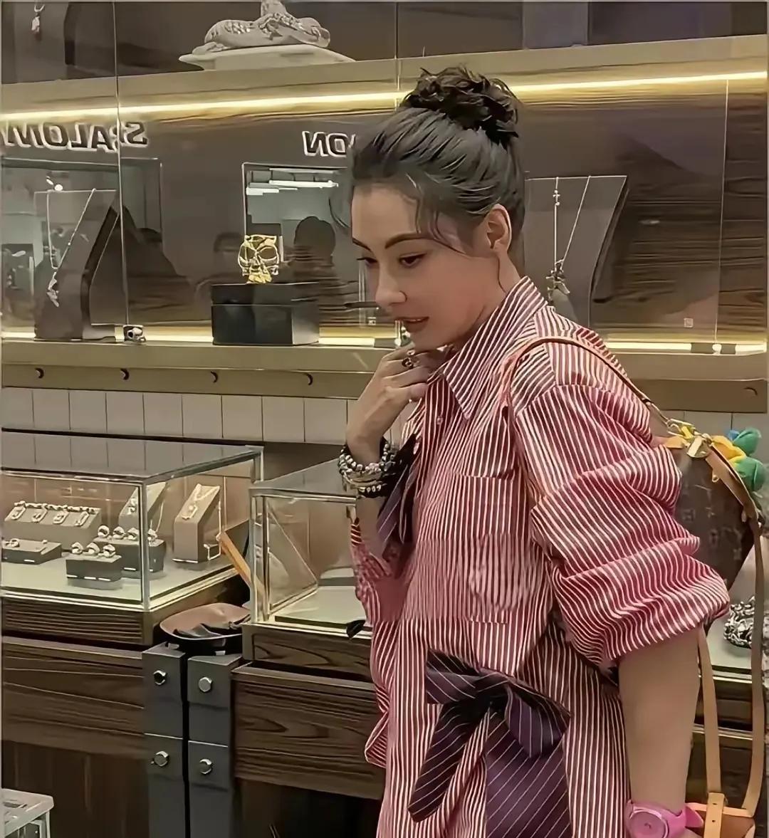 都说岁月从不败美人，看完张柏芝这组路人抓拍，算是真的见识到了。现身三亚珠宝