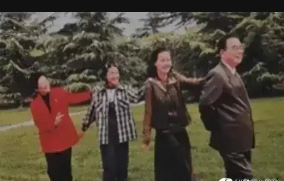 李鹏同志退休后，也没有让自己闲下来。那他在忙什么呢？李鹏大爷退休后，也没让自