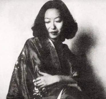 1995年，张爱玲在美国出租屋内去世，尸体一周后才被发现。她躺在床上，房间里充满