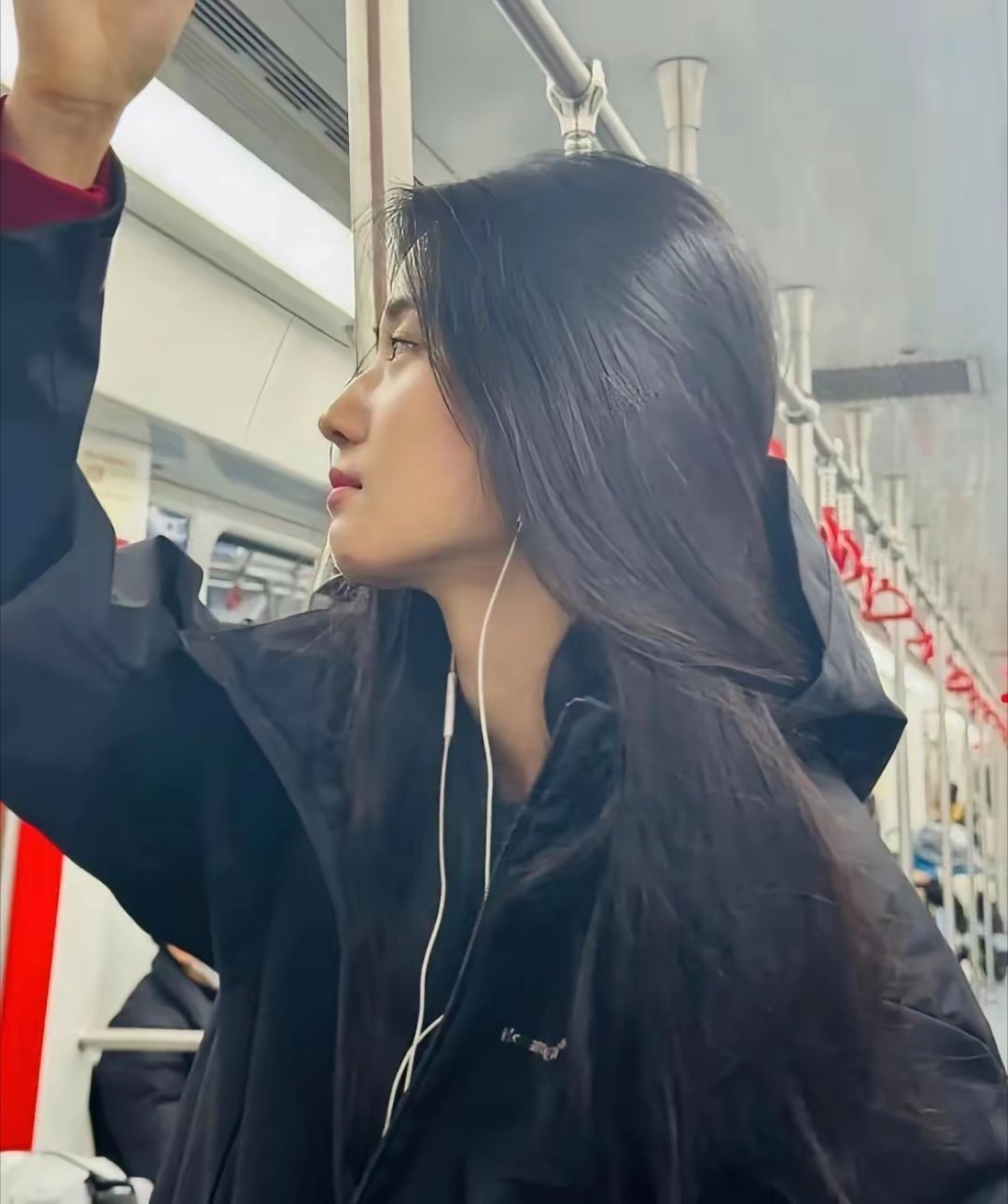 卢昱晓地铁上这组照片真的有点像刘亦菲