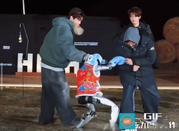 我什么时候看到这段才不笑啊。被范丞丞薅头发拖着走的机器人，每一步都充满了抗拒