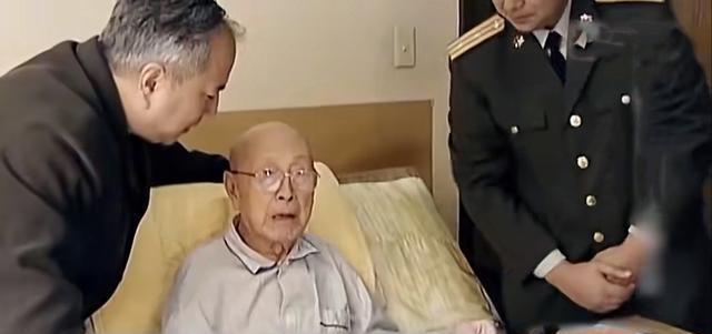2003年，杨利伟搭乘神舟五号成功飞入太空，科技人员第一时间找到钱学森，把喜讯告