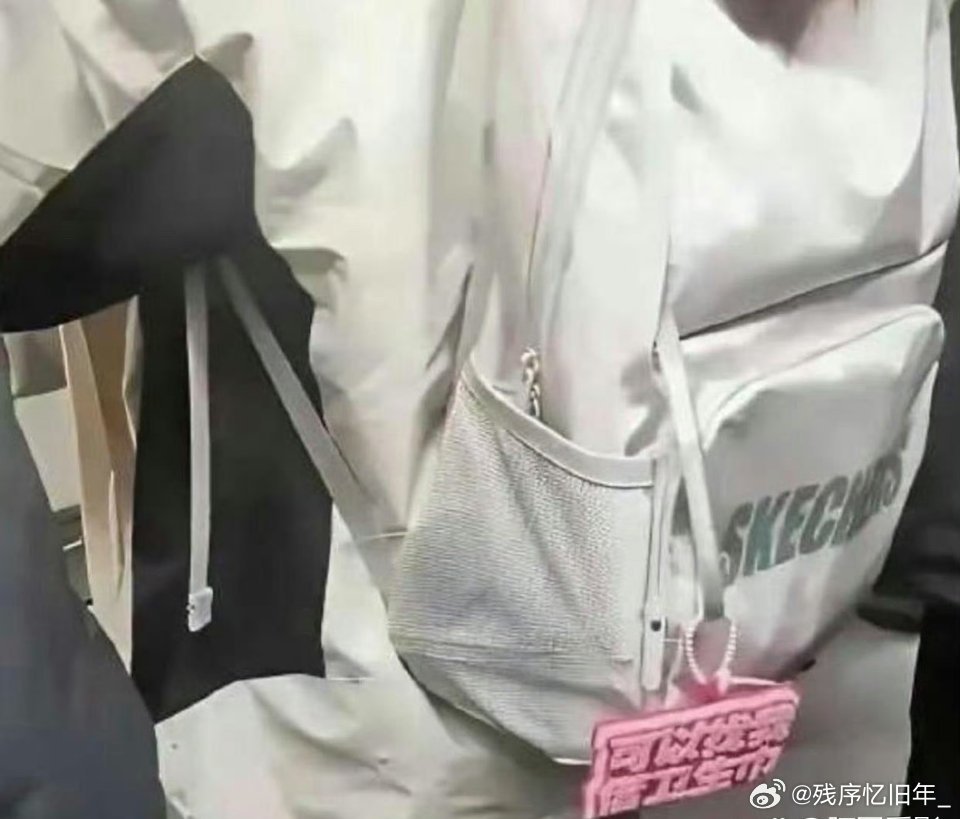 地铁上看到的，现在的小姑娘也太勇敢了！​​​​